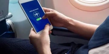 لماذا يجب ضبط الهواتف المحمولة على وضع الطيران أثناء السفر؟