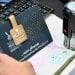 في اليوم الوطني السعودي الـ 95.. ختم المحبة يزين جوازات السعوديين بمطار دبي
