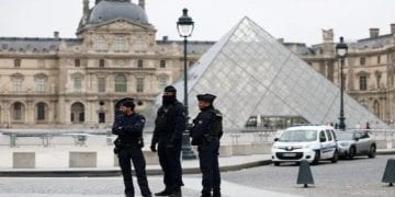 سرقة جريئة تهز باريس.. متحف اللوفر يُغلق أبوابه بعد اقتحام وسرقة جواهر نادرة