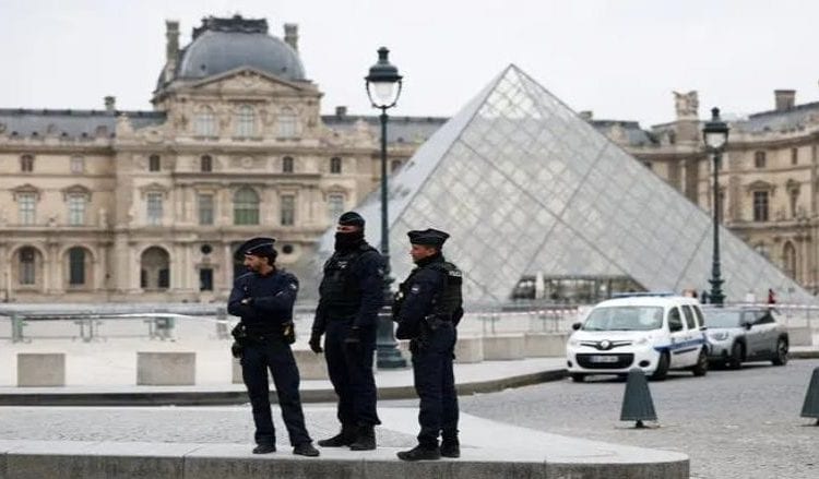 سرقة جريئة تهز باريس.. متحف اللوفر يُغلق أبوابه بعد اقتحام وسرقة جواهر نادرة