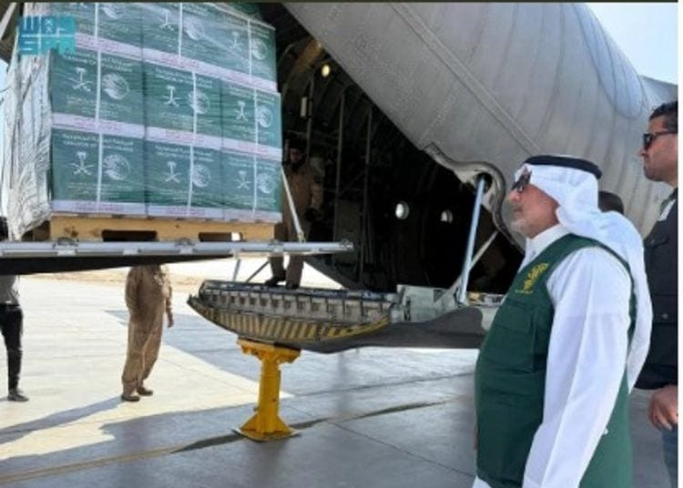 الطائرة الإغاثية السعودية الـ70 تصل مطار العريش لدعم أهالي غزة