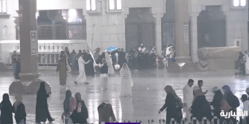 هطول أمطار خفيفة إلى متوسطة في المسجد النبوي وسط أجواء إيمانية