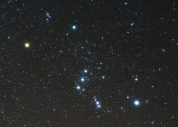 سماء جدة تتزين بالنجوم ليلًا