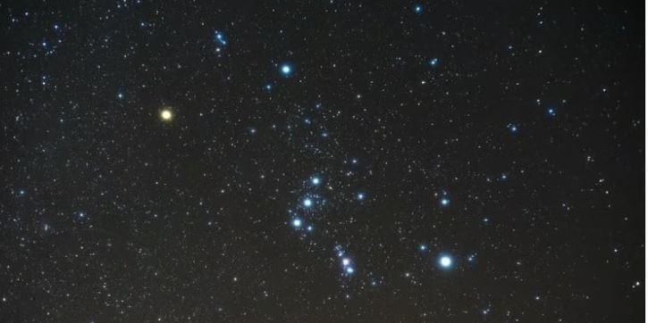 سماء جدة تتزين بالنجوم ليلًا