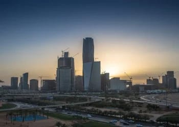 أمير تبوك يسلّم 448 وحدة سكنية لمستفيدي الإسكان التنموي ويؤكد أولوية السكن في مسيرة التنمية