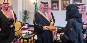 أمير تبوك يسلّم 448 وحدة سكنية لمستفيدي الإسكان التنموي ويؤكد أولوية السكن في مسيرة التنمية
