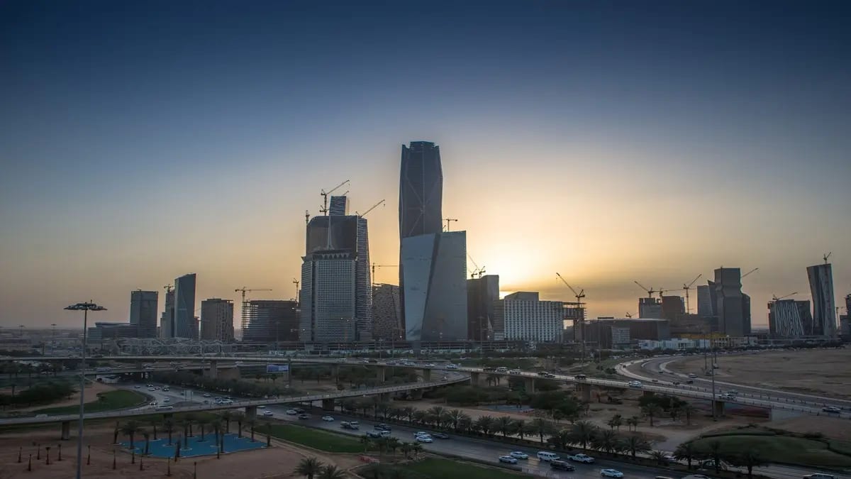 أمير تبوك يسلّم 448 وحدة سكنية لمستفيدي الإسكان التنموي ويؤكد أولوية السكن في مسيرة التنمية
