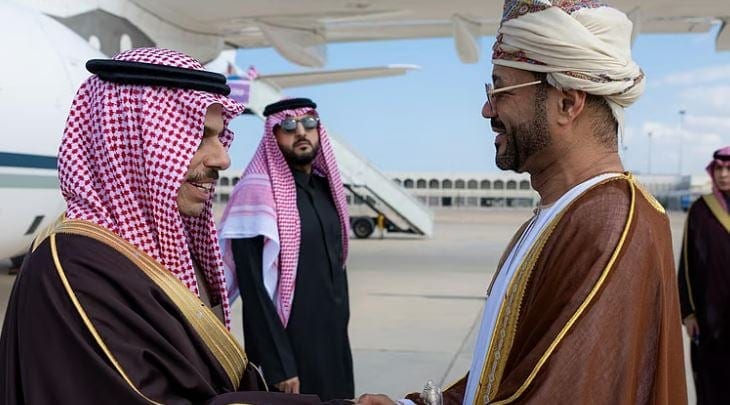 وزير الخارجية يصل مسقط لعقد الاجتماع الثالث لمجلس التنسيق السعودي – العُماني