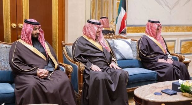 أمير الكويت يستقبل الأمير تركي