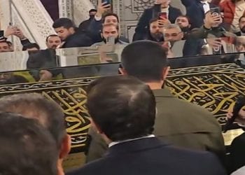 «هدية من ولي العهد».. رئيس سوريا يضع قطعة من كسوة الكعبة في المسجد الأموي بدمشق “فيديو”