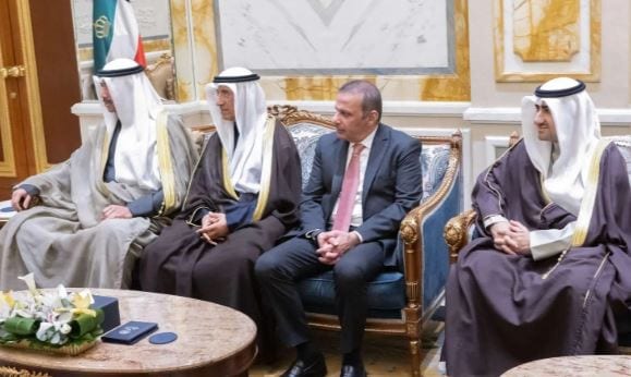 أمير الكويت يستقبل الأمير تركي