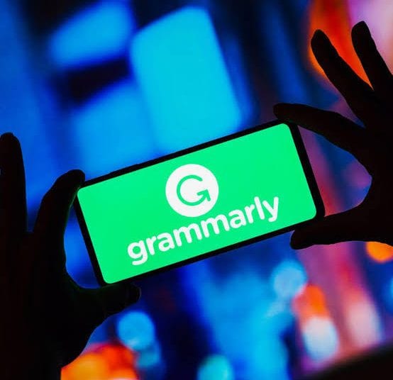 Grammarly AI: مساعد ذكي من الذكاء الاصطناعي يحوّل النصوص العادية إلى كتابة احترافية