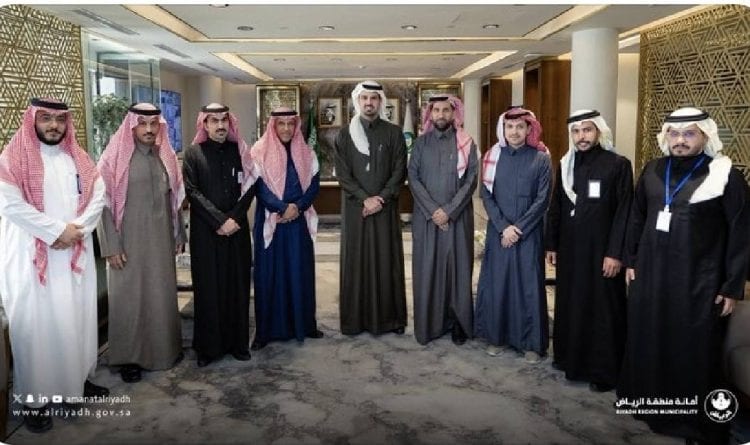 أمين الرياض يكرم فريق تنفيذ مشروع طريق النفود بعد الانتهاء من النفق والجسرين