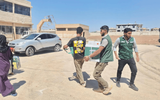مركز الملك سلمان للإغاثة يوزع 300 سلة غذائية على الأسر النازحة في حلب