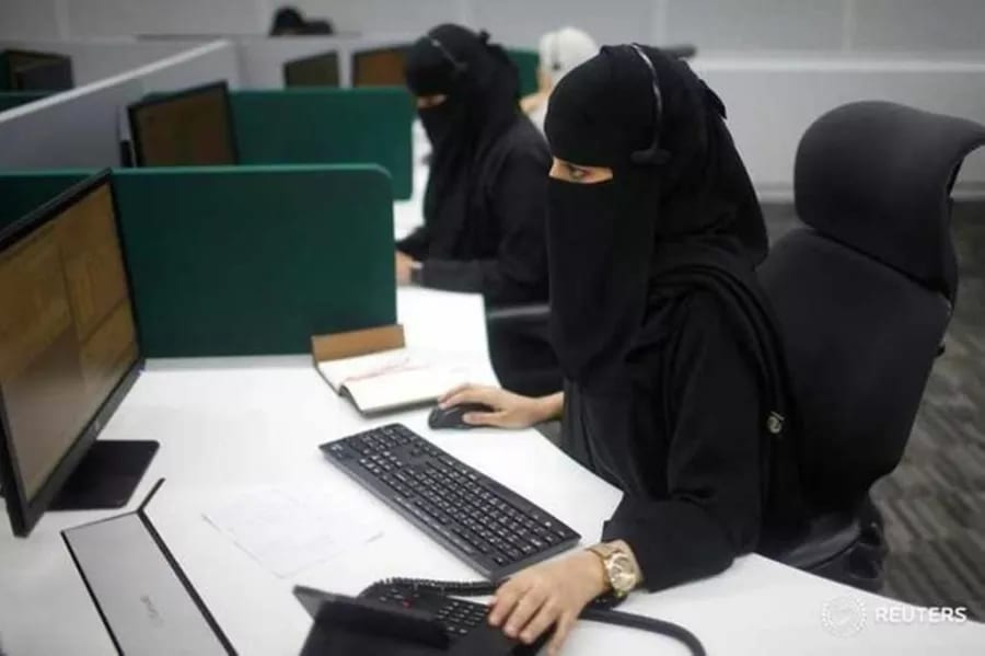 أمير منطقة الرياض يسلم وثائق تملك الوحدات السكنية للأسر المستحقة