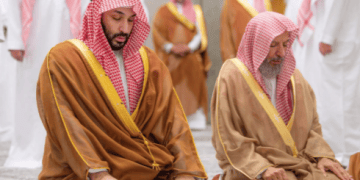 ولي العهد يزور مسجد قباء في المدينة المنورة