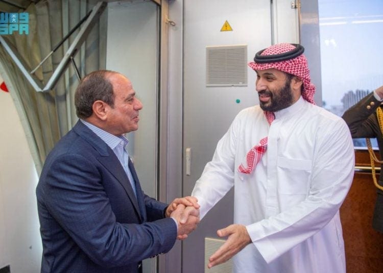 رئيس جمهورية مصر يصل إلى جدة وسمو ولي العهد في مقدمة مستقبليه