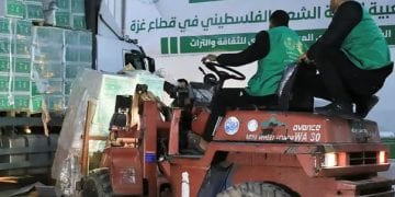 مركز الملك سلمان للإغاثة يرسل قافلة غذائية جديدة إلى قطاع غزة