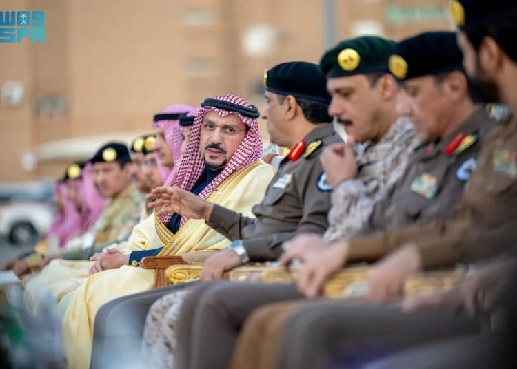 أمير القصيم يشارك رجال الأمن إفطار رمضان ويثمن جهودهم في حفظ الوطن