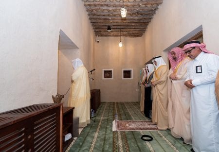 محافظ الأحساء يتفقد مسجد أم زرينيق ضمن مشروع تطوير المساجد التاريخية