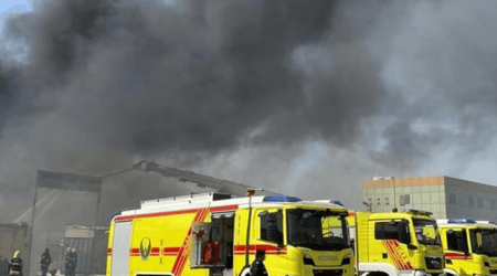 حريق في الفجيرة بالإمارات إثر اعتراض طائرة مسيرة