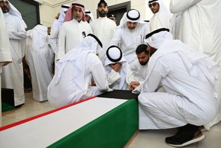 الكويت تشيع شهيدين من رجال الأمن بعد الاعتداءات الإيرانية