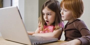 كيف تهدد مشاركة الأطفال على الإنترنت خصوصيتهم ومستقبلهم؟