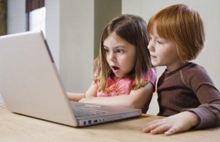 كيف تهدد مشاركة الأطفال على الإنترنت خصوصيتهم ومستقبلهم؟