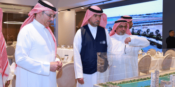 وزير البلديات والإسكان يزور مشروع «وجهة ألما»
