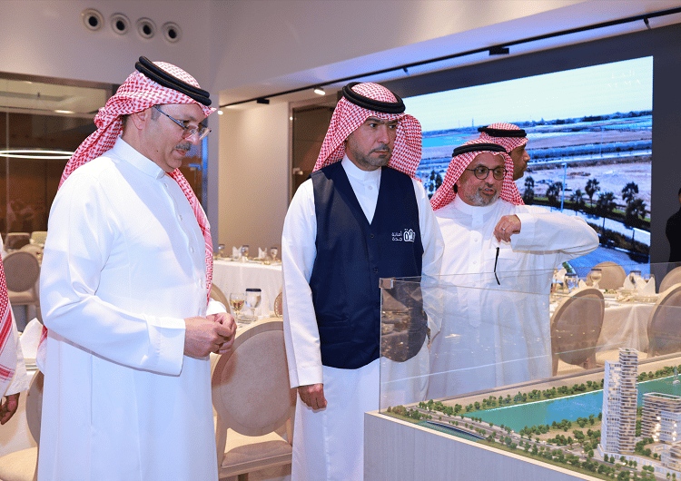 وزير البلديات والإسكان يزور مشروع «وجهة ألما»
