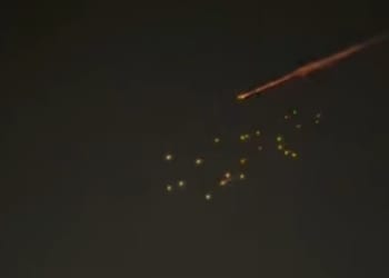 إيران تستخدم صاروخ انشطاري في ضرب تل أبيب.. فيديو