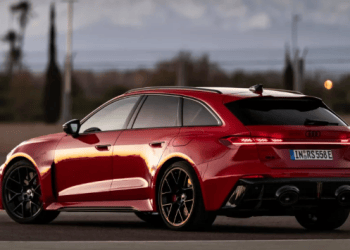 أودي تكشف عن RS 5 PHEV