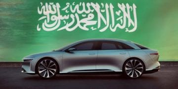 مقارنة بين لوسيد وتسلا في السعودية 2026، صراع السيارات الكهربائية بين الفخامة والتوسع