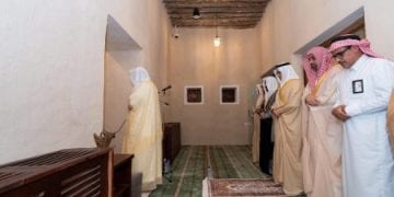 محافظ الأحساء يتفقد مسجد أم زرينيق ضمن مشروع تطوير المساجد التاريخية