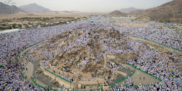 في رحاب عرفات.. خشوع ودعاء الحجاج عند جبل الرحمة