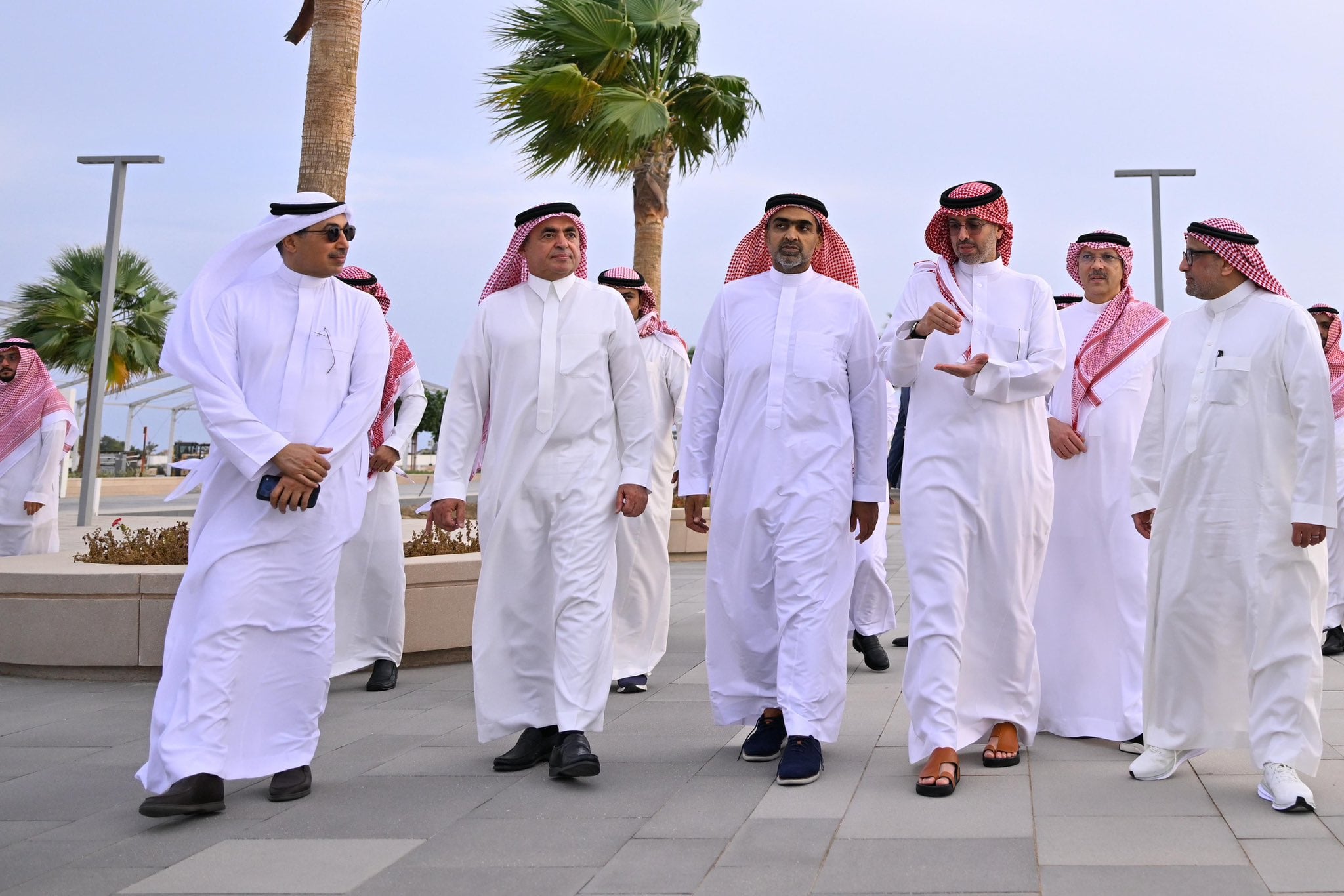 محافظ جدة يتفقد وجهة ألما بأبحر الشمالية