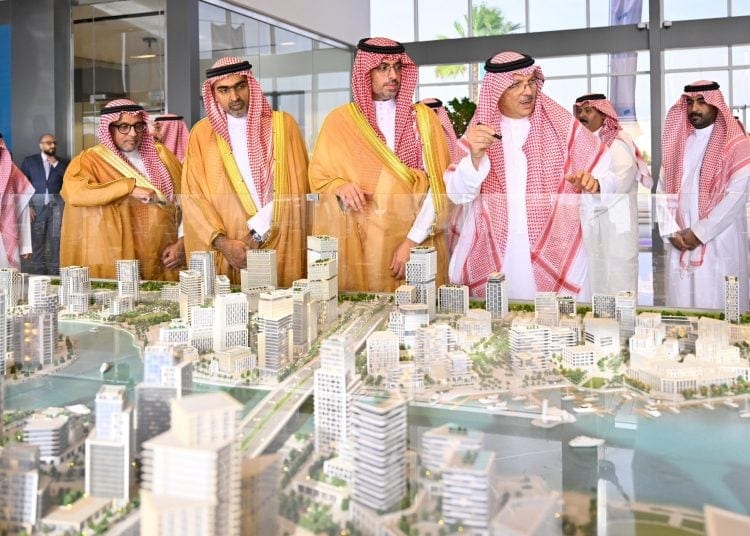 محافظ جدة يتفقد وجهة ألما بأبحر الشمالية