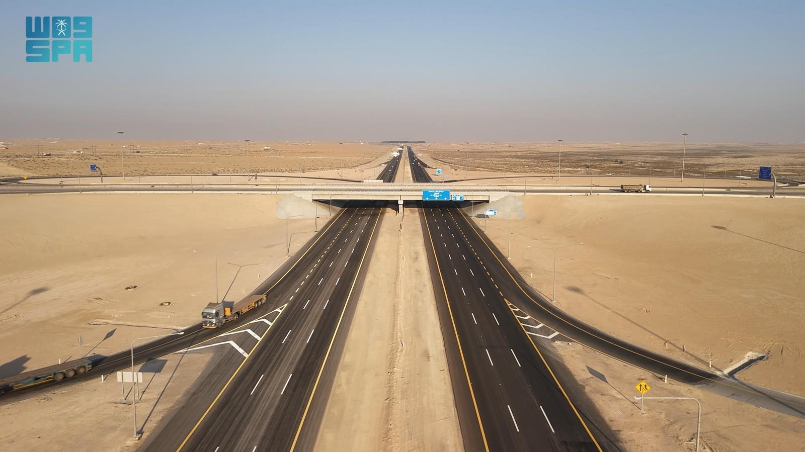 شبكة الطرق في السعودية تعزز الربط الخليجي.. طرق استراتيجية تدعم النقل وتختصر زمن الرحلات