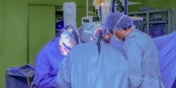 التخصصي ينجح في أول عمليات استئصال كبد روبوتية أحادية المنفذ من متبرع حي