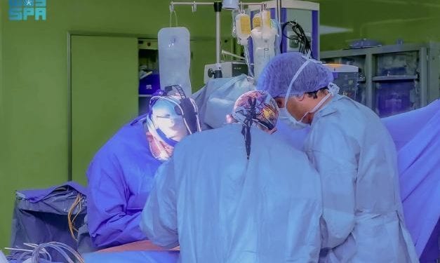 التخصصي ينجح في أول عمليات استئصال كبد روبوتية أحادية المنفذ من متبرع حي