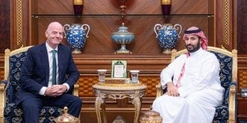 ولي العهد يبحث مع رئيس «فيفا» سبل تطوير التعاون الرياضي