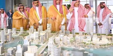 محافظ جدة يتفقد وجهة ألما بأبحر الشمالية