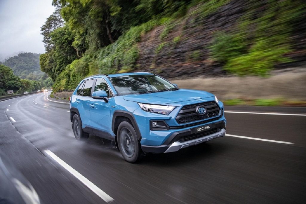 تويوتا RAV4 فئة XLE دفع رباعي 2025: مواصفات وسعر فئة النص فل بنزين