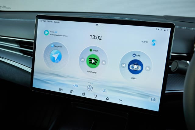 الشاشات الضخمة والشاشة المركزية الدوارة في سيارة بي واي دي سيل 7 Premium 2025