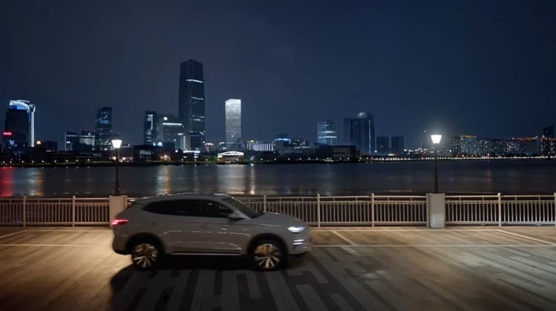 بي واي دي سونج بلس 2026 أمام النهر