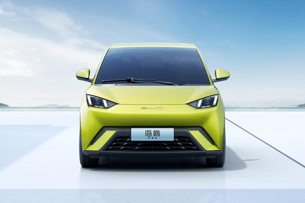 الواجهة الأمامية الجريئة لسيارة بي واي دي سيجال 2025 مع أضواء LED القوية.