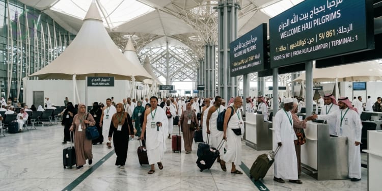 توافد الحجاج على مطار الملك عبدالعزيز