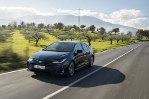 سرعة تويوتا كورولا 2025 XLI Executive بمحرك 2.0 لتر على الطريق السريع