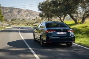 أداء تويوتا كورولا 1.8L هايبرد XLI 2025 على الطريق والمنعطفات