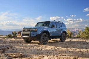 تويوتا لاندكروزر GXR1 2025: القوة الأساسية بلمسات عصرية